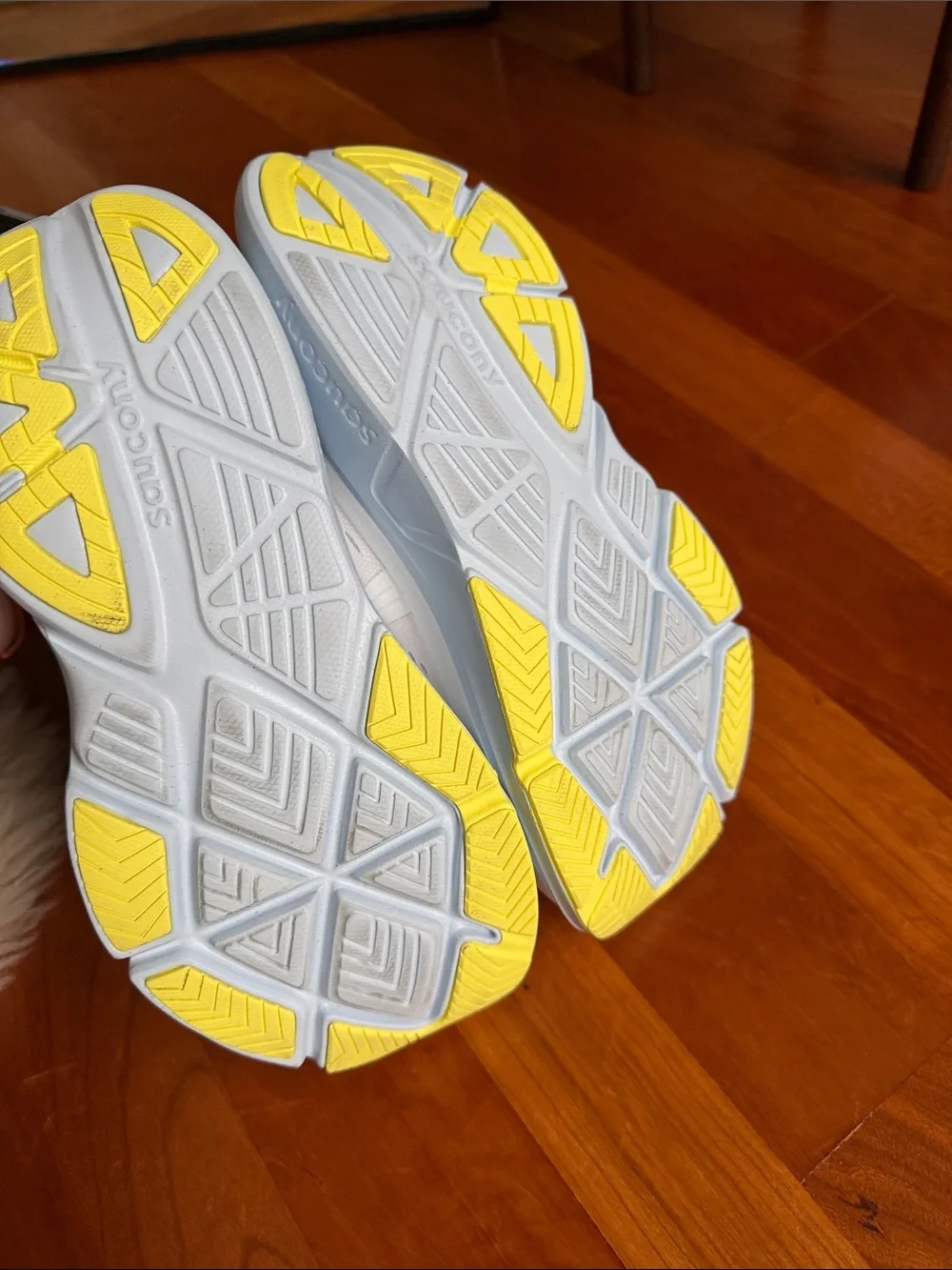 Saucony Women's White & Neon Yellow Guide 18 sz 7.5